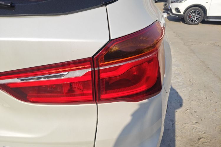 宝马X1 2019款 sDrive18Li 尊享型车身外观9