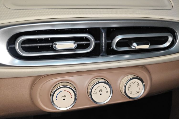 五菱汽车 宏光MINIEV 2025款 四门版 进阶款中控内饰16