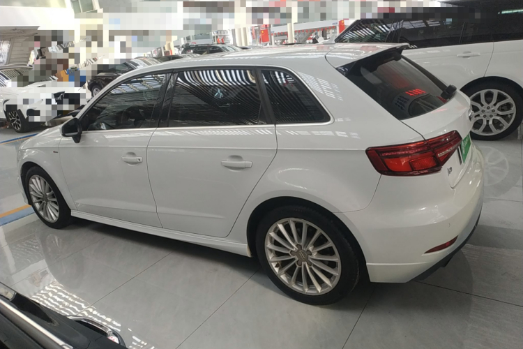 奥迪A3 2018款 30周年年型 Sportback 35 TFSI 时尚型车身外观4