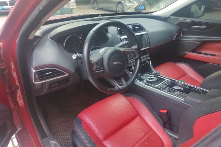 捷豹XE 2015款 2.0T 200PS R-Sport中控内饰7003