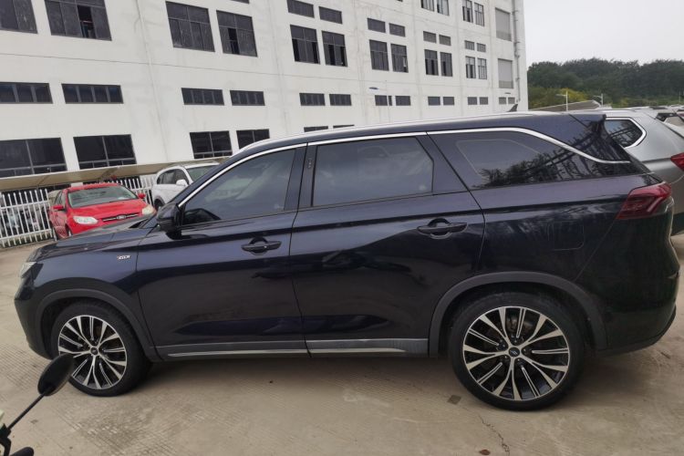 长安欧尚X7 2020款 1.5T 人脸识别全自动泊车太空逍遥版车身外观4