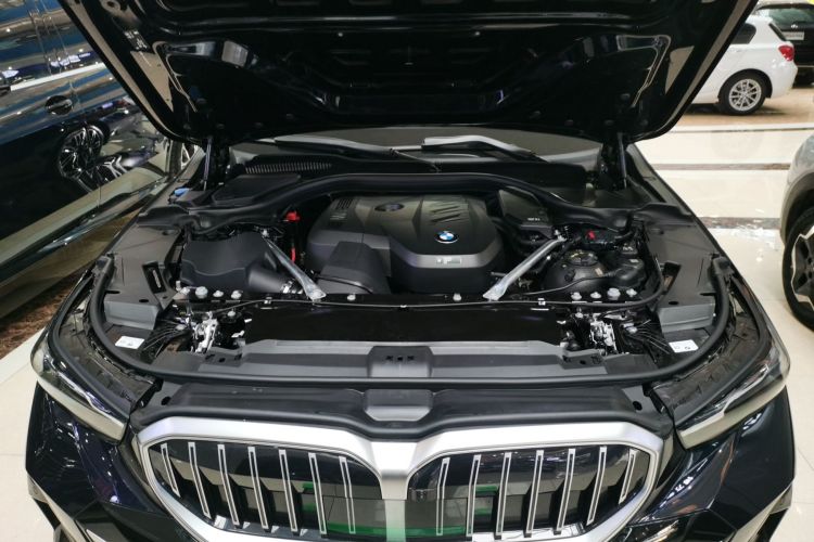 宝马5系 2025款 530Li 领先型 M运动套装机舱底盘24