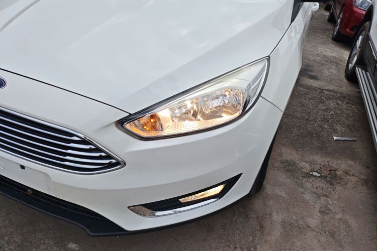 福特 福克斯 2015款 三厢 1.6L 手动风尚型局部细节36