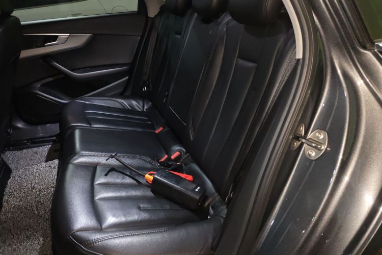 奥迪A4L 2019款 40 TFSI 进取型 国VI中控内饰21