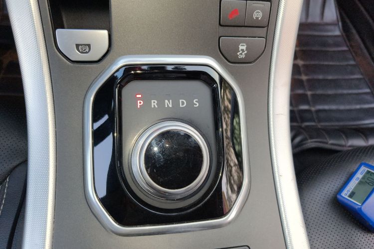 路虎 揽胜极光(进口) 2015款 2.0T 5门耀动版中控内饰18