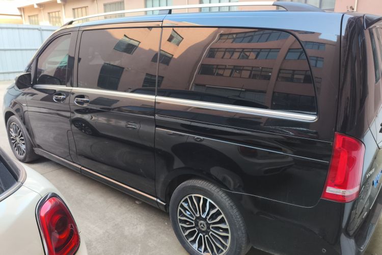 奔驰V级 2018款 V 260 尊贵版 国V车身外观4