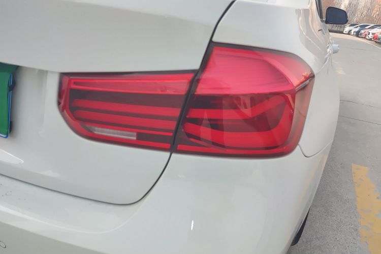 宝马3系 2018款 320i M运动套装车身外观9