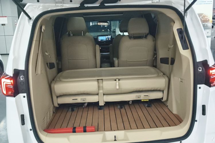 别克GL8 2023款 陆上公务舱 尊贵型机舱底盘23