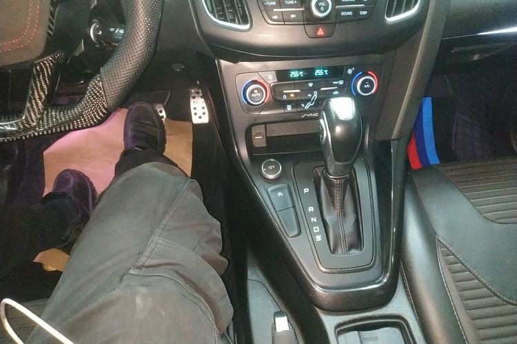 福特 福克斯 2017款 三厢 EcoBoost 180 自动精英型局部细节18