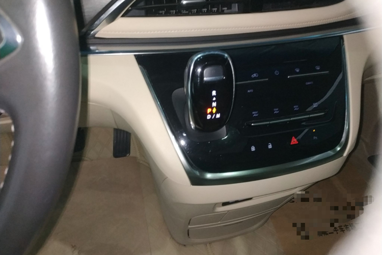 别克GL8 2023款 陆上公务舱 652T 豪华型中控内饰18