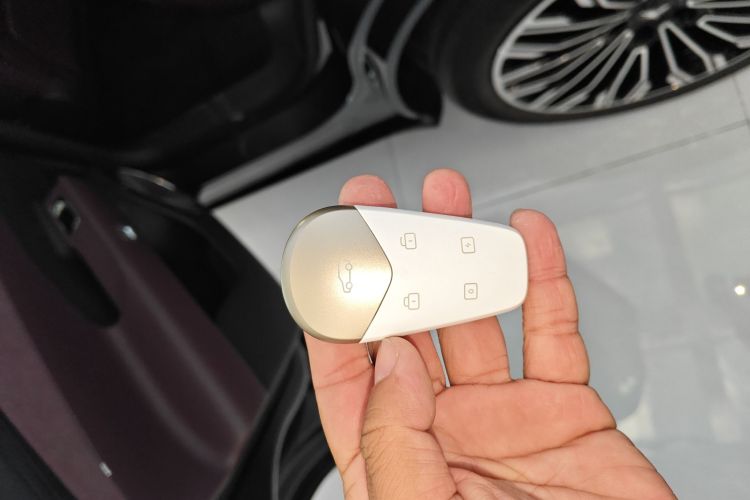 岚图汽车 岚图FREE 2025款 FREE+ 后驱乾崑版中控内饰7001