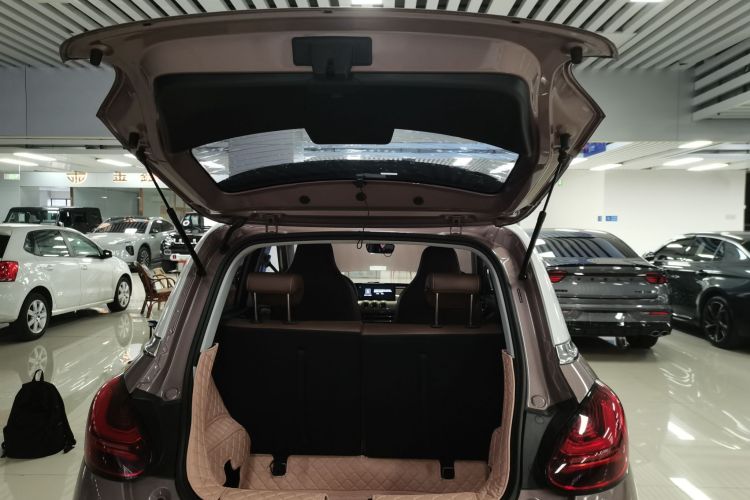 五菱汽车 五菱缤果 2023款 333km 灵犀互联款机舱底盘23