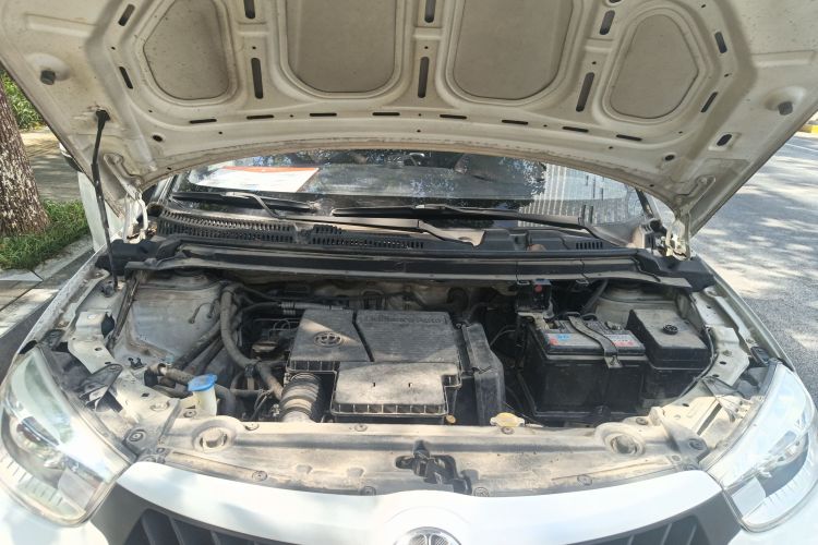 中华V3 2015款 1.5L 手动舒适型机舱底盘24