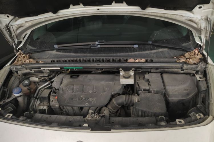 标致3008 2015款 2.0L 自动经典版机舱底盘24