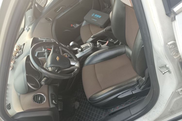 雪佛兰 科鲁兹 2013款 掀背 1.6L 自动豪华型中控内饰19