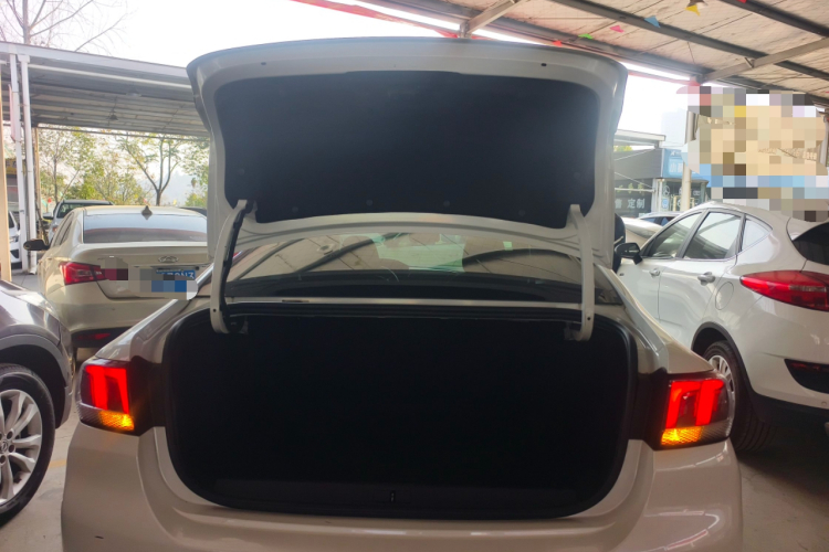 标致308 2018款 1.6L 手动时尚版机舱底盘23