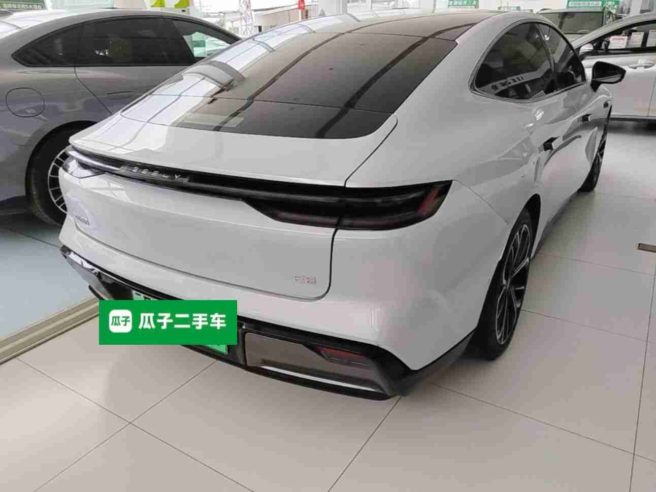 车辆右后45度外观展示
