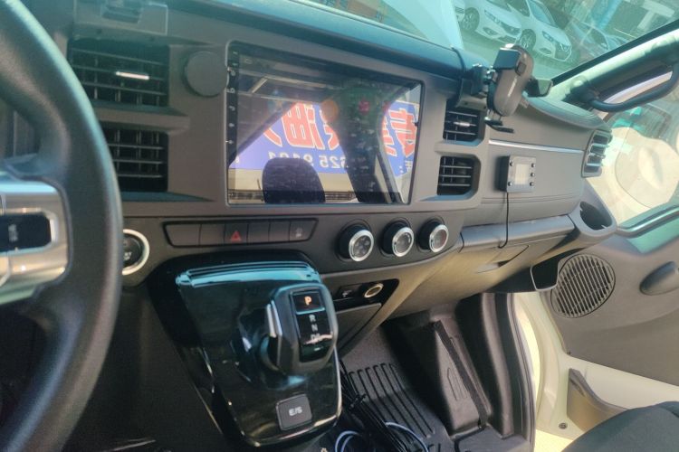 江铃福顺 2023款 2.0T 自动中轴中高顶商运型多功能乘用车7座中控内饰16