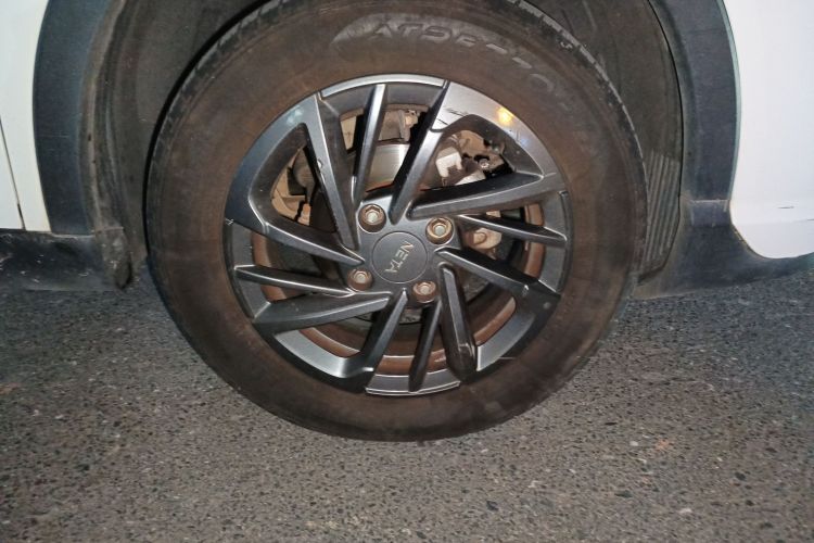 哪吒汽车 哪吒V 2022款 潮 300 Lite 磷酸铁锂车身外观10