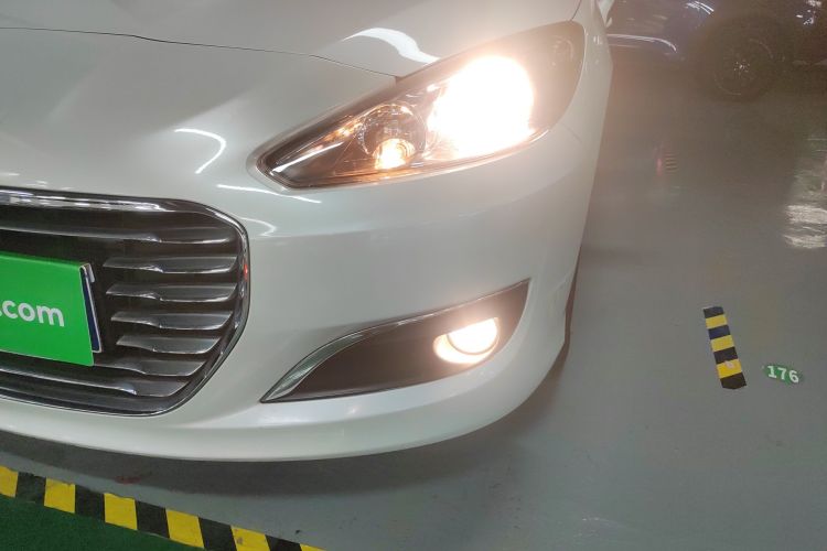 标致308 2014款 乐享版 经典 1.6L 手动风尚型局部细节36