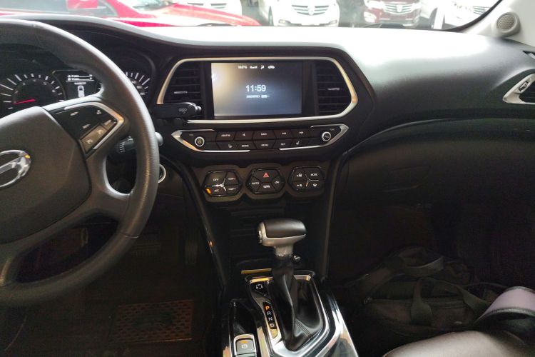 广汽传祺 传祺GS4 2017款 235T 自动两驱豪华智联版中控内饰16