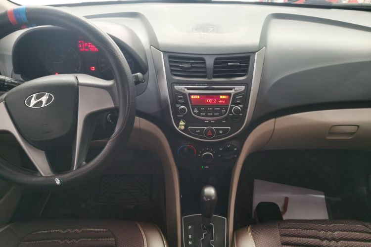 现代 瑞纳 2014款 1.4L 自动智能型GLS中控内饰16