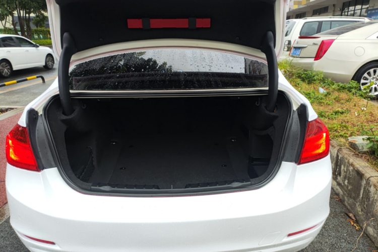 宝马3系 2013款 320Li 时尚型机舱底盘23