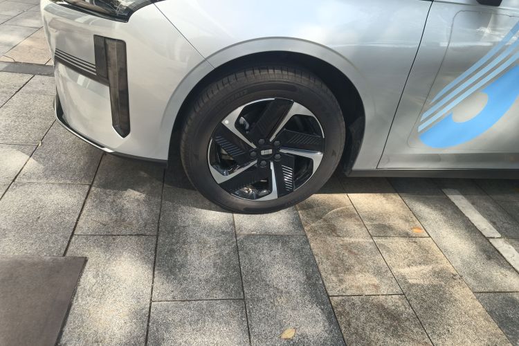 吉利银河 银河L6 2025款 EM-i 140km 星舰版车身外观6007