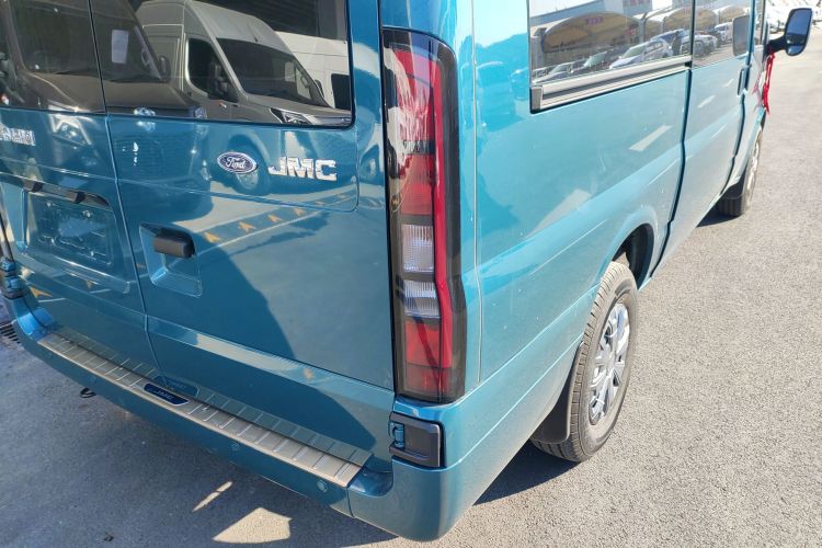 江铃福顺 2025款 2.0T 8AT柴油中轴中高顶商运型多功能乘用车7座车身外观6006