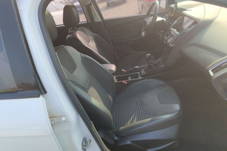 福特 福克斯 2015款 两厢 EcoBoost 125 手动超能风尚型局部细节41