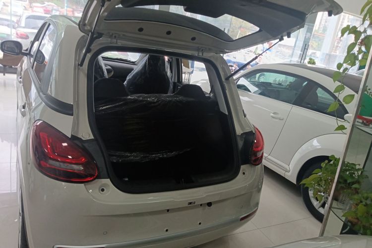 五菱汽车 五菱缤果 2024款 203km 轻享款机舱底盘23