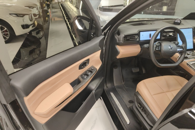 蔚来ES8 2022款 75kWh 六座版中控内饰7003