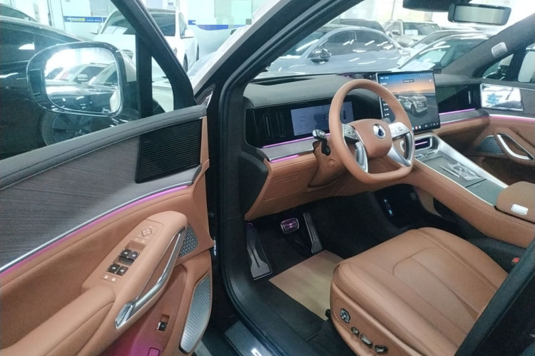 腾势N9 2026款 尊越型中控内饰7001