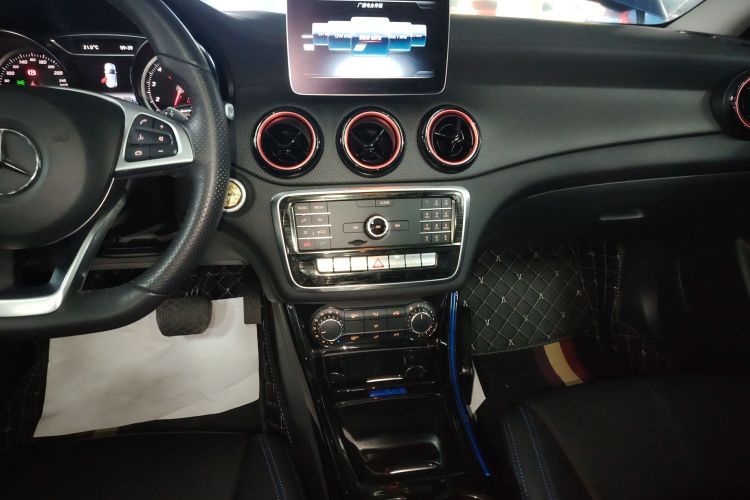 奔驰GLA 2019款 GLA 200 时尚型中控内饰16