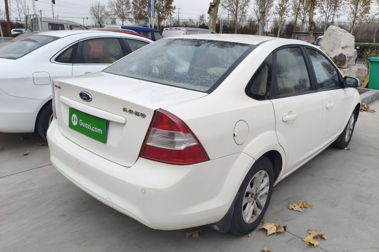 福特 福克斯 2013款 三厢经典 1.8L 手动基本型车身外观7