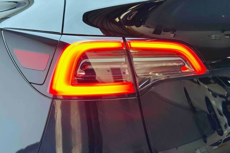 特斯拉 Model Y 2023款 长续航全轮驱动版车身外观9