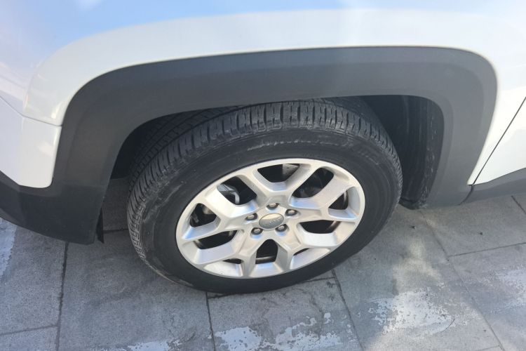 Jeep 自由侠 2017款  180T 自动劲能版车身外观6002