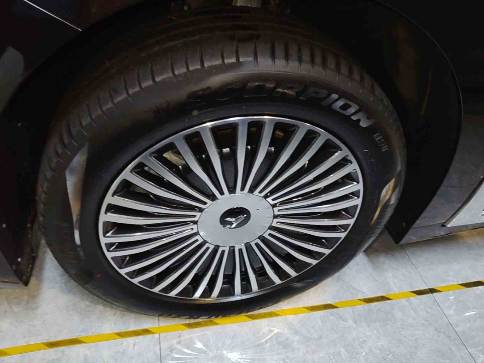 岚图汽车 岚图梦想家 2025款 PHEV 四驱旗舰鲲鹏版(2)