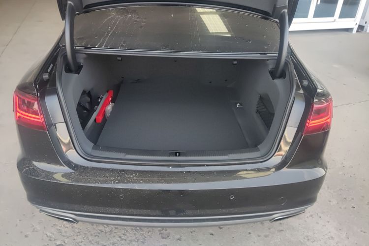 奥迪A6L 2018款 35 TFSI 典藏版机舱底盘23