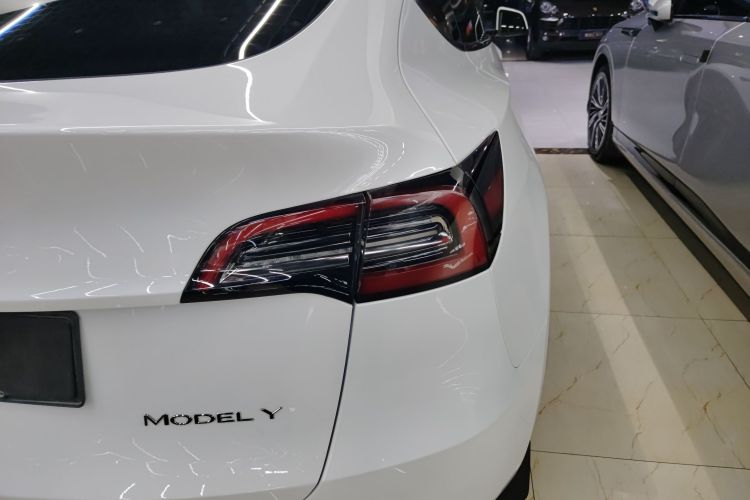 特斯拉 Model Y 2023款 长续航全轮驱动版车身外观9