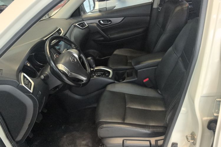 日产 奇骏 2015款 2.0L CVT舒适MAX版 2WD中控内饰19