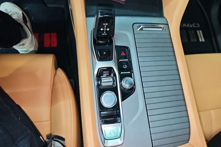 领克09 EM-P 2023款 2.0TD EM-P 远航版PM 七座中控内饰18