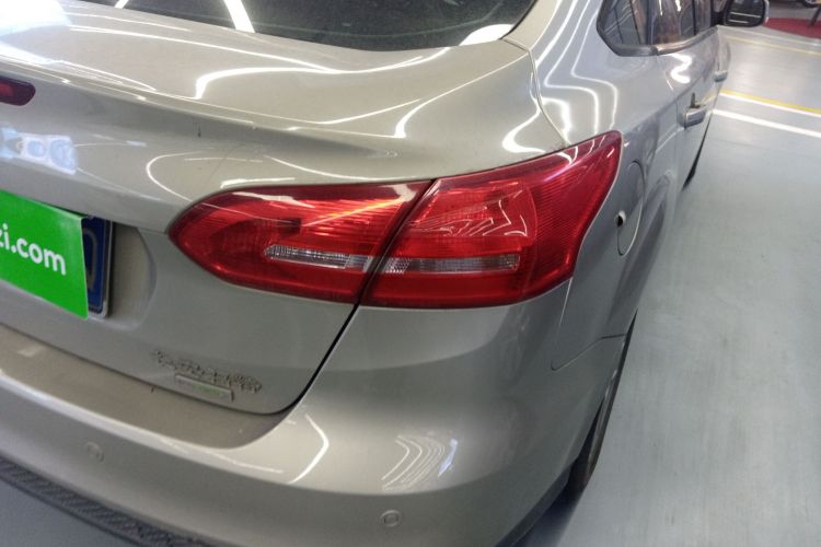 福特 福克斯 2015款 三厢 EcoBoost 125 自动超能风尚型车身外观9