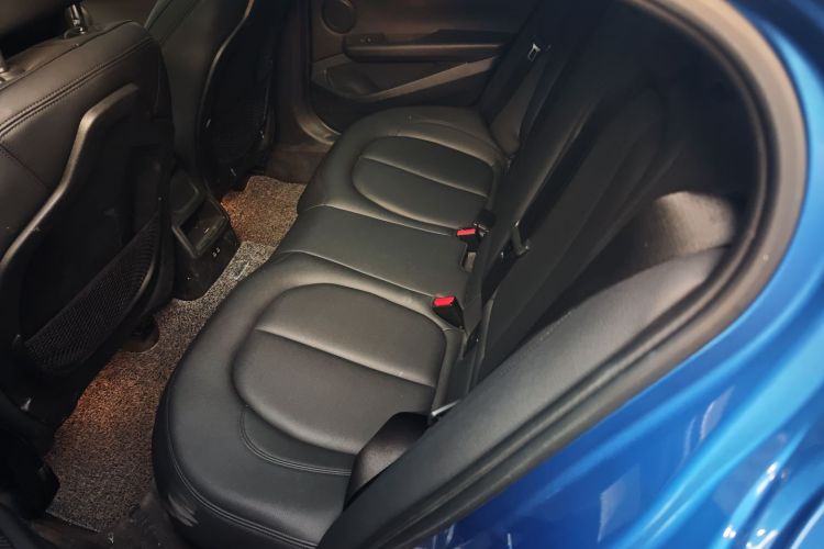 宝马1系 2018款 改款 118i 运动型中控内饰21