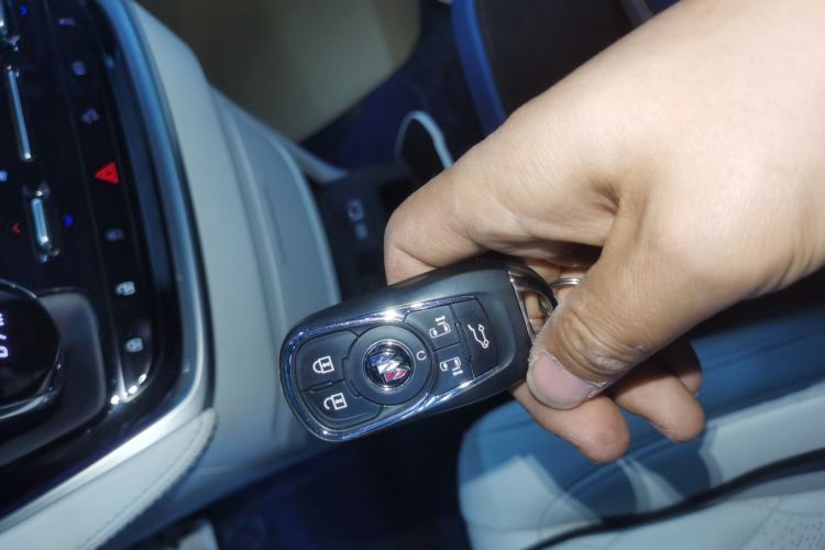 别克GL8 2020款 Avenir艾维亚 四座尊礼版中控内饰11