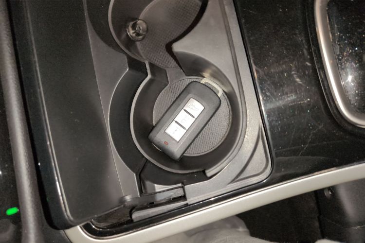 三菱 欧蓝德 2020款 2.4L 四驱致享版 7座中控内饰7001