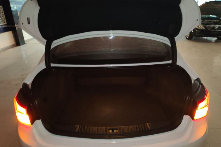 别克 威朗 2017款 三厢 15S 自动进取型机舱底盘23