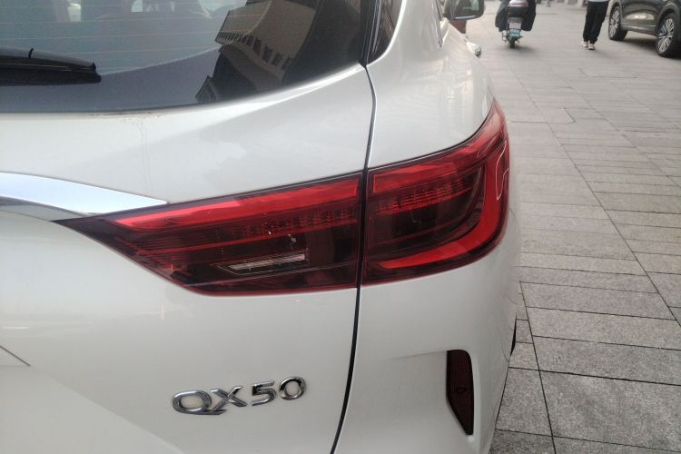 英菲尼迪QX50 2018款 2.0T 两驱时尚版车身外观9