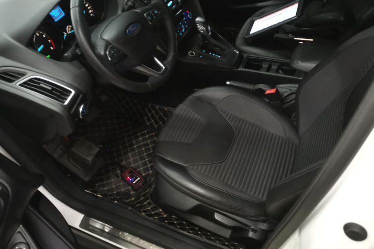 福特 福克斯 2015款 三厢 EcoBoost 125 自动超能风尚型局部细节19