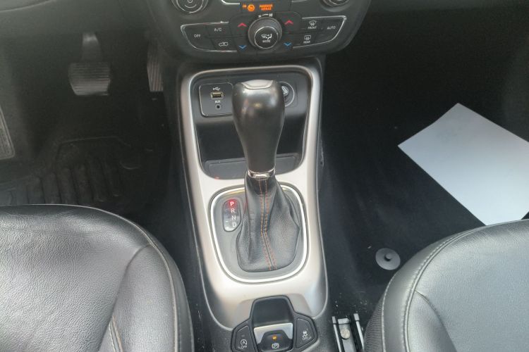 Jeep 指南者 2017款 200T 自动家享版中控内饰18